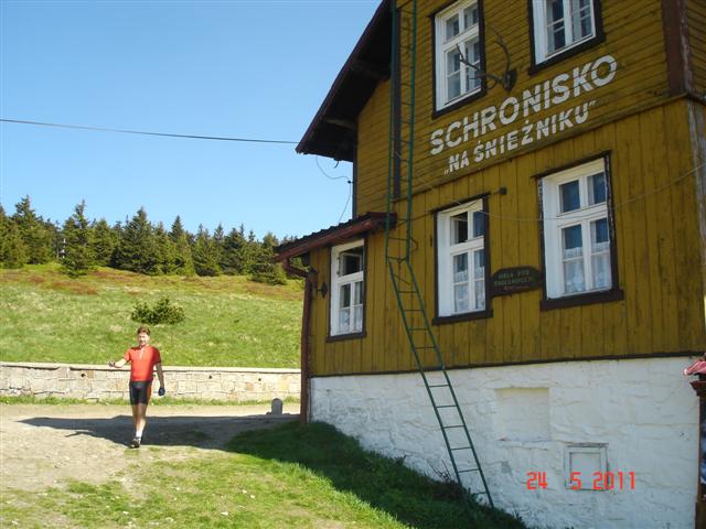 Pan wytoczył się zza schroniska, najedzony i napity (czeskie piwko) :)