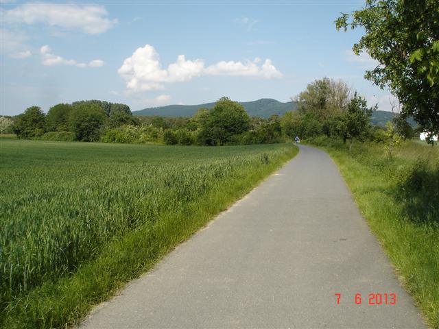 Ścieżka przez pola i lasy