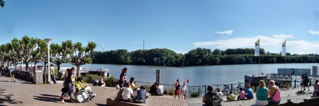 Deptak w Wiesbaden. Kliknij, aby wyświetlić panoramę.